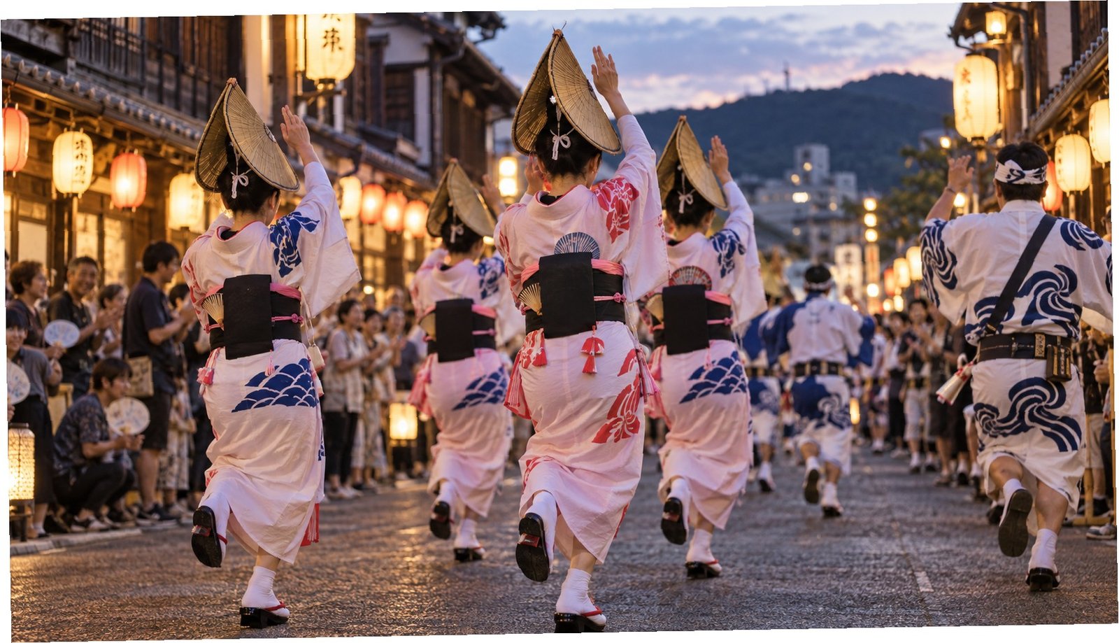 Atmosfera serale di una strada di Tokushima durante la danza tradizionale