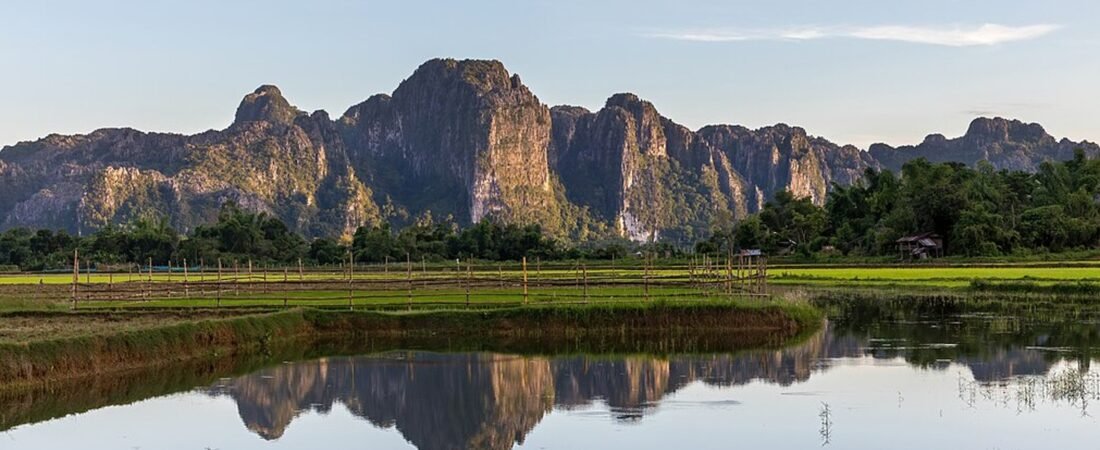 Vang Vieng in solitaria: montagne carsiche, fiumi e Laos rurale