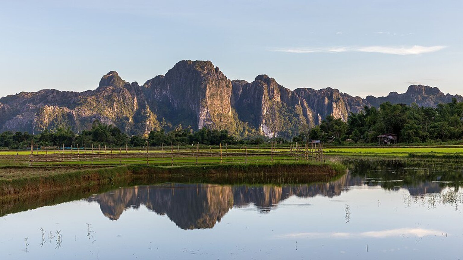 Vang Vieng in solitaria: montagne carsiche, fiumi e Laos rurale