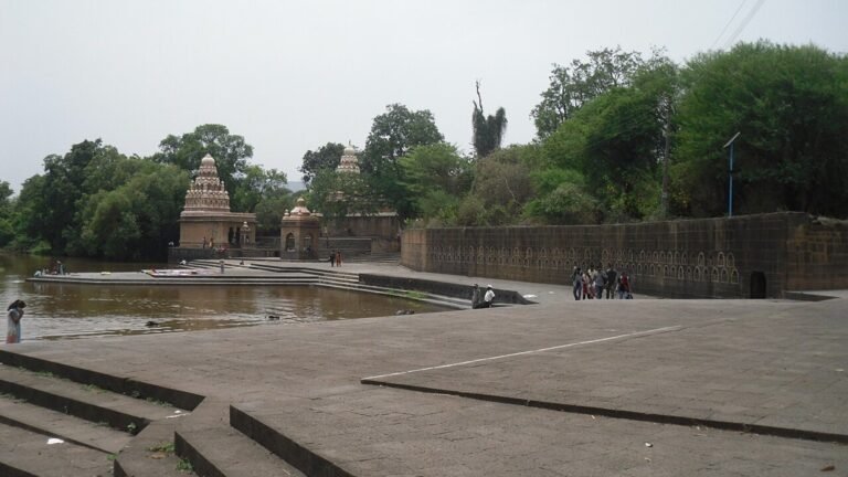 Wai in solitaria: ghats, fiumi e storia del Maharashtra