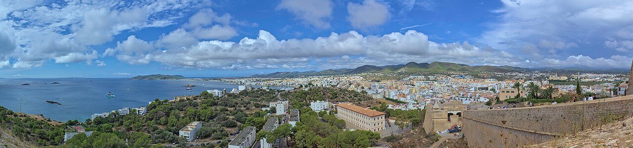 File:Eivissa Pano from Baluard de Sant Jordi (Dalt Vila) 25 mm.jpg